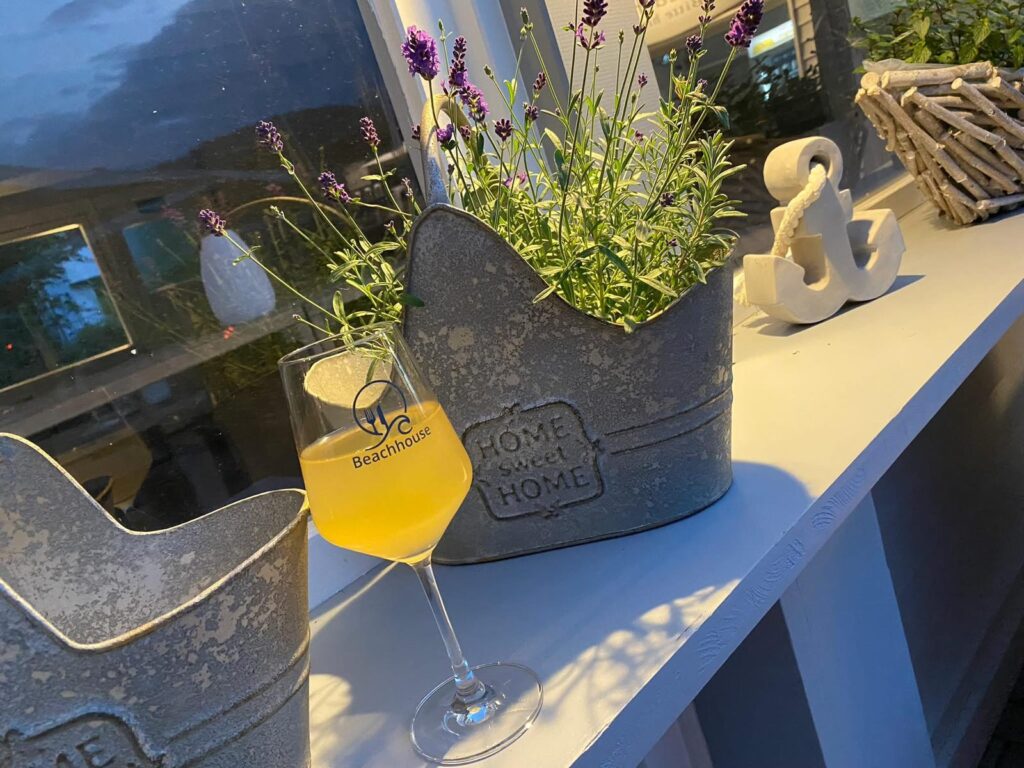 Getränk im Beachhouse-Glas auf der Fensterbank, daneben Lavendel