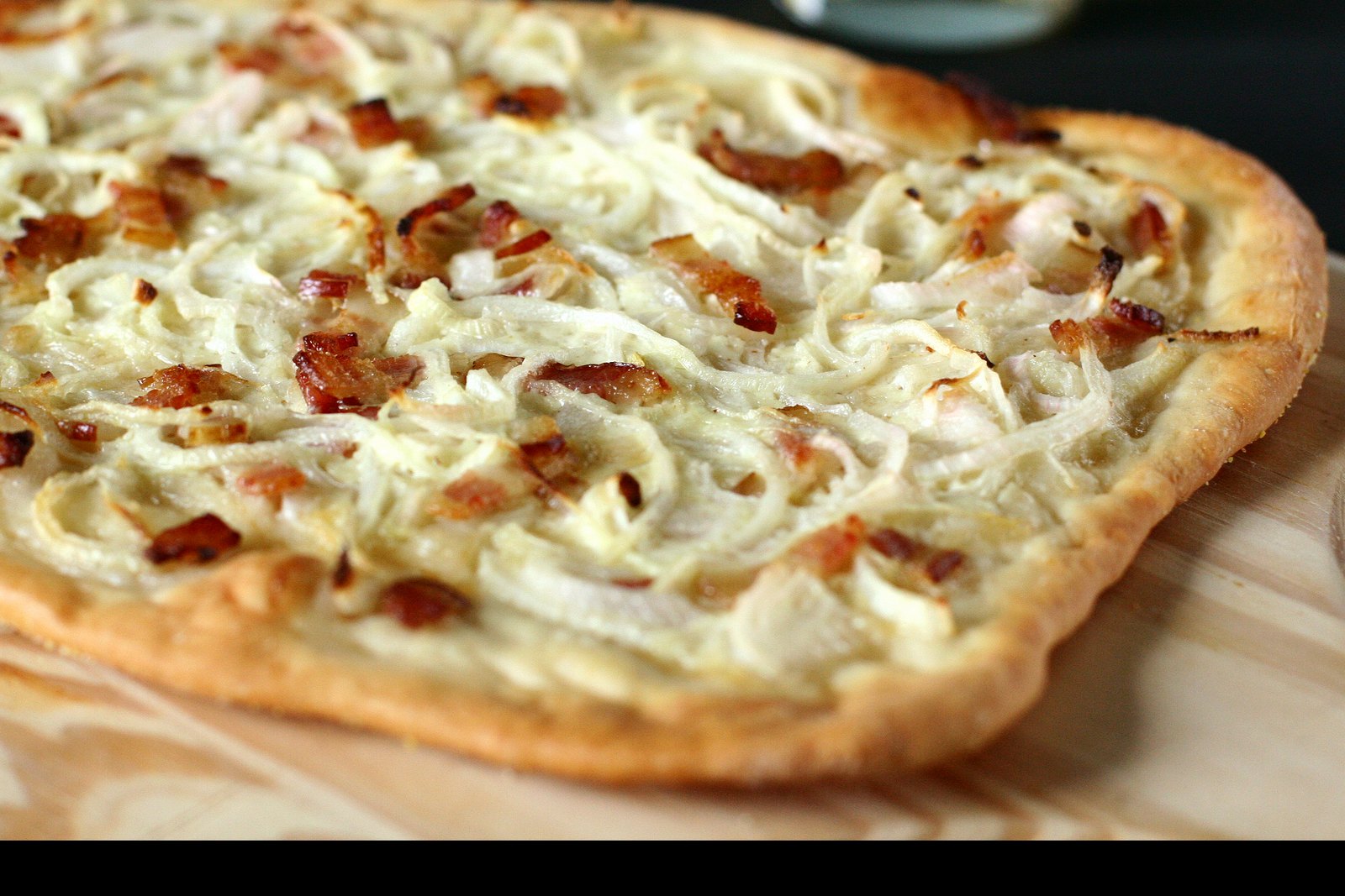 Flammkuchen Brauhaus – ofenfrisch mit Schinken und Zwiebeln